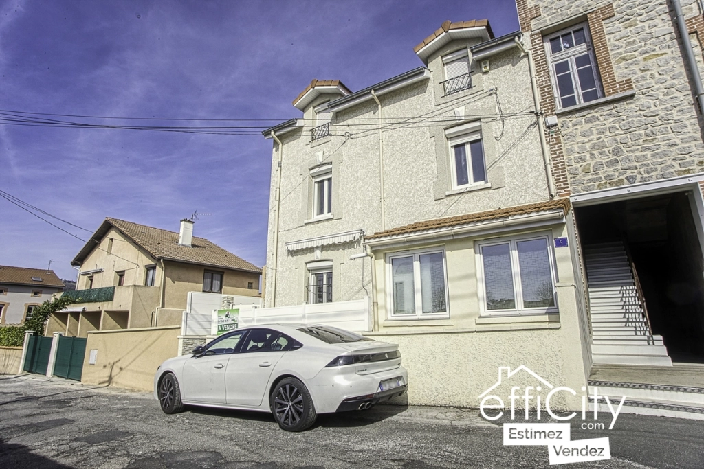 pièces empilées en dessous de l'image d'une maison pour symboliser le placement financier